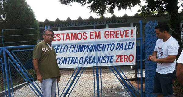 Faixas foram colocadas em todas Escolas Estaduais