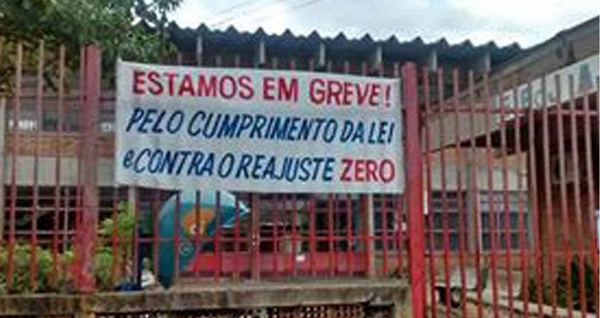 Faixas foram colocadas em todas Escolas Estaduais