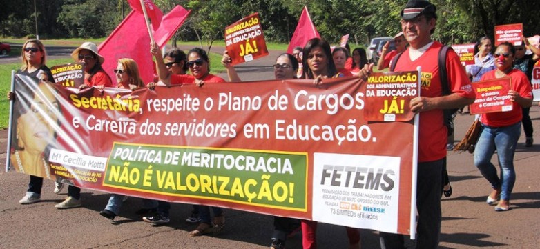 Ato por valorização dos professores e administrativos em educação supera espectativas