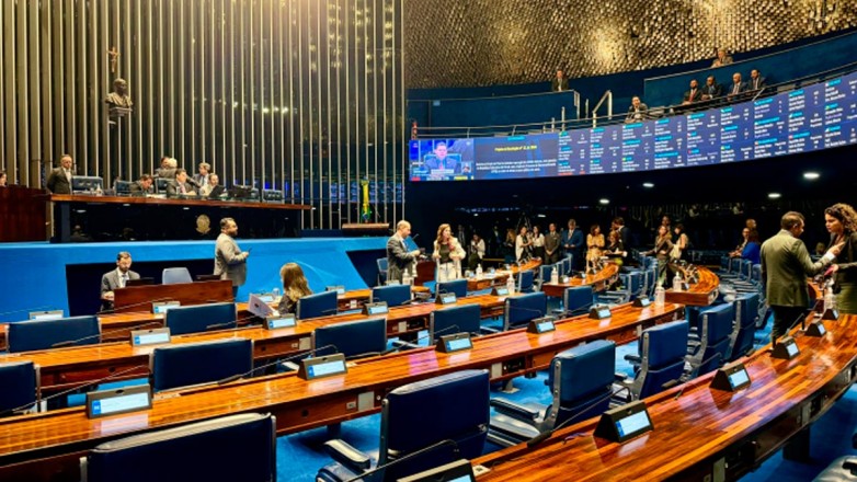 Senado aprova MP do Piso do Magistério e reajuste de R$ 5,4% em 2026