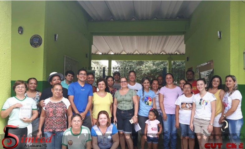 Servidores na educação realizam panfletagem em Aquidauana