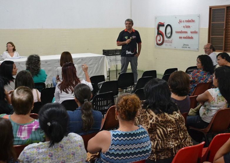 Em assembleia, profissionais optaram por continuar a greve (Foto: João Éric)