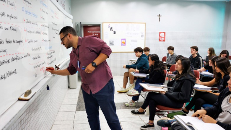 CNE aprova novas regras para formação de professores e restringe cursos 100% a distância