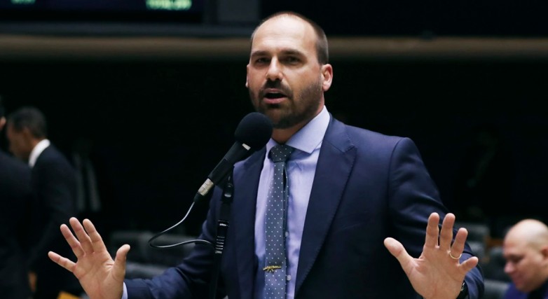 FETEMS e CNTE pedem justiça as agressões de Eduardo Bolsonaro contra professores/as