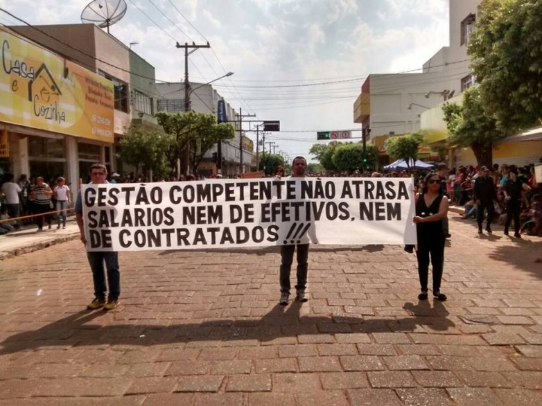 Servidores em educação protestam no aniversário de Aquidauana