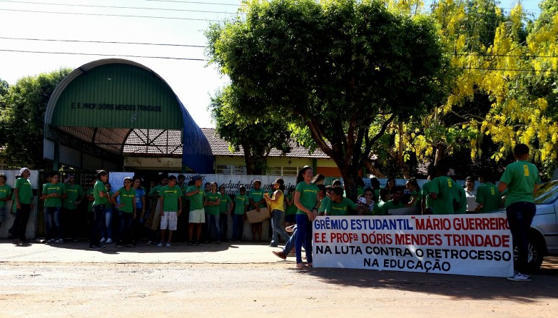 Alunos fazem ato e ocupação simbólica na Escola Estadual Dóris Trindade