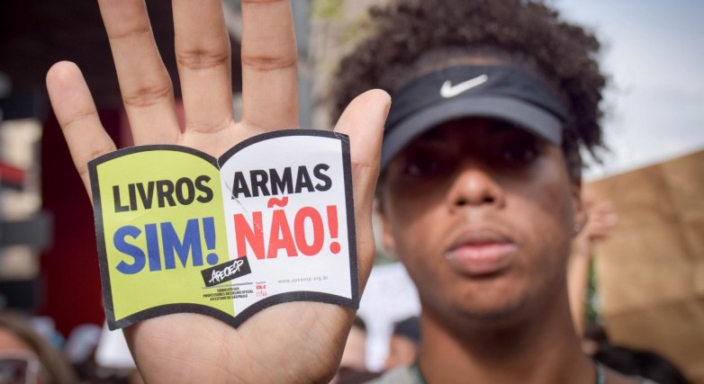 Atentado em escolas - sucateamento da educação e escalada do extremismo de direita