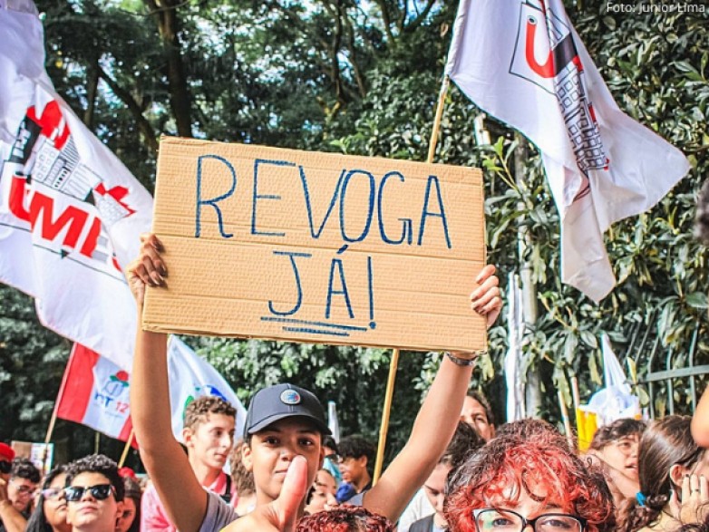 Alteração no Novo Ensino Médio traz avanços, mas PL do governo ainda pode melhorar