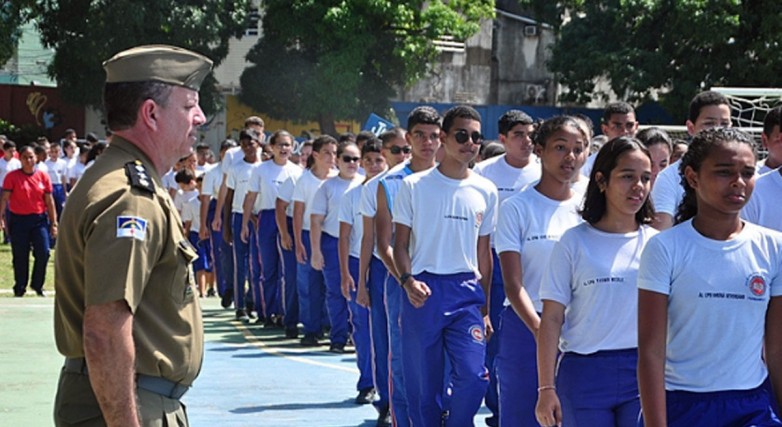 Governo publica decreto que revoga programa de escolas cívico-militares